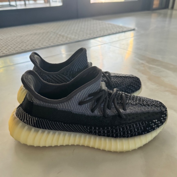 Yeezy Boost 350 ‘V2’ Carbon - Picture 2 of 6